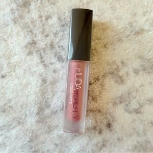 New HUDA BEAUTY TRAVEL SIZED LIQUID MATTE LIPSTICK- perfectionist
